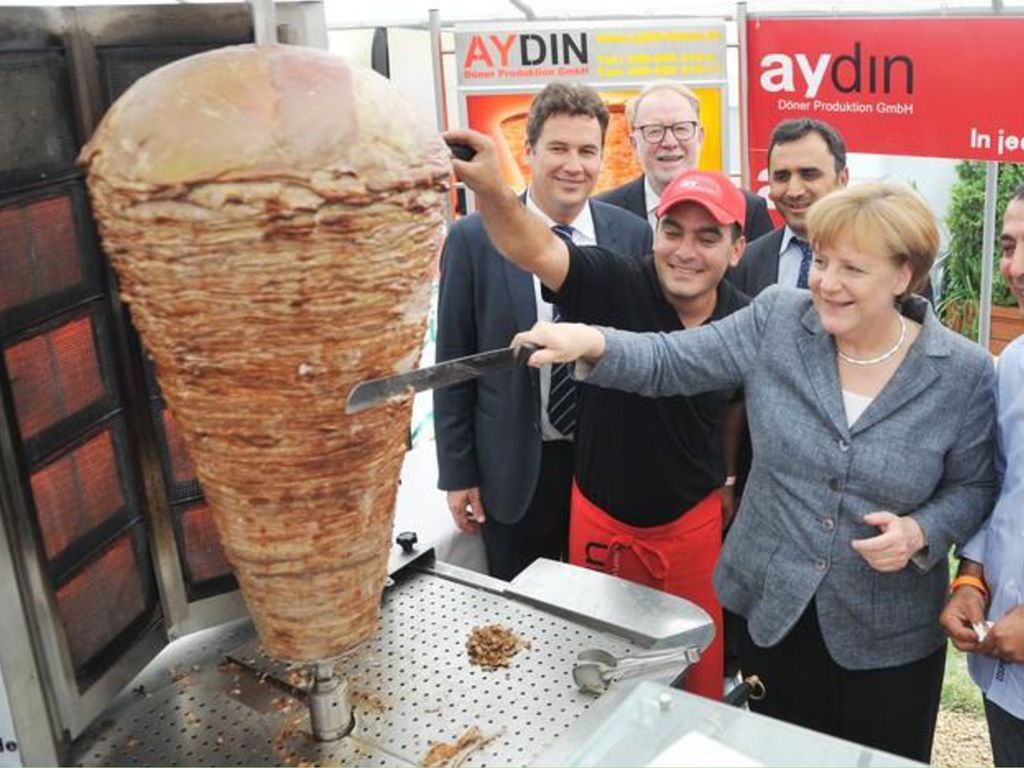 Der Döner Kebap Döner Kebap ist türkisch für gedrehtes Fleisch .