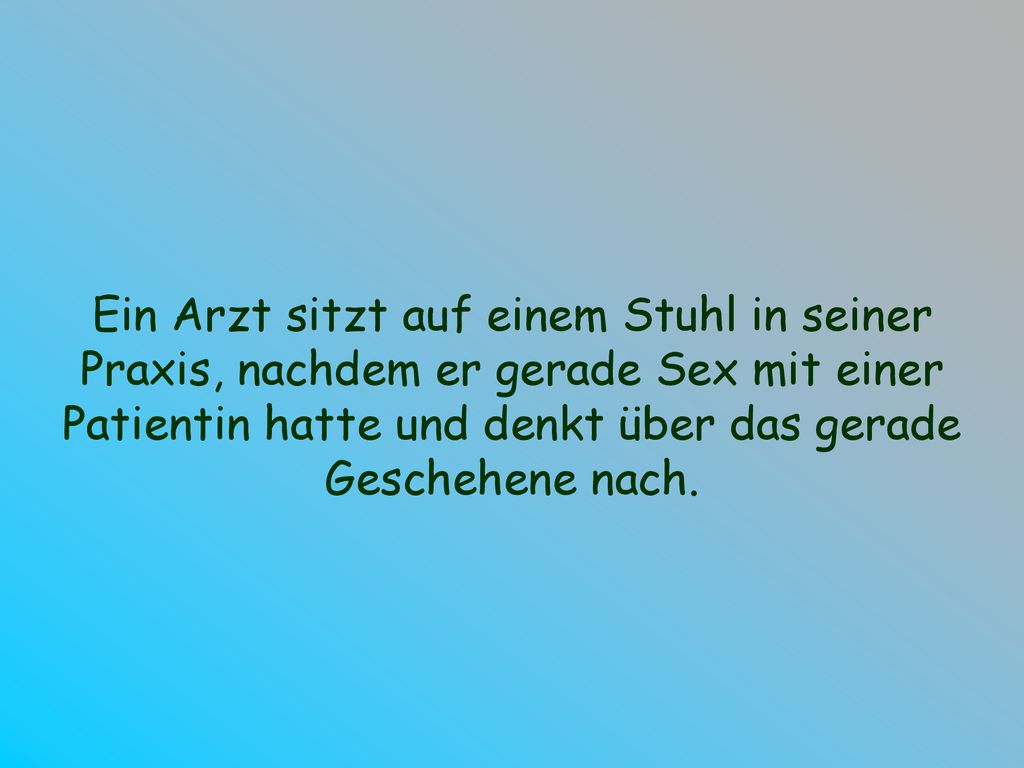 Ein Arzt sitzt auf einem Stuhl in seiner Praxis, nachdem er gerade Sex mit einer Patientin hatte und denkt über das gerade Geschehene nach.
