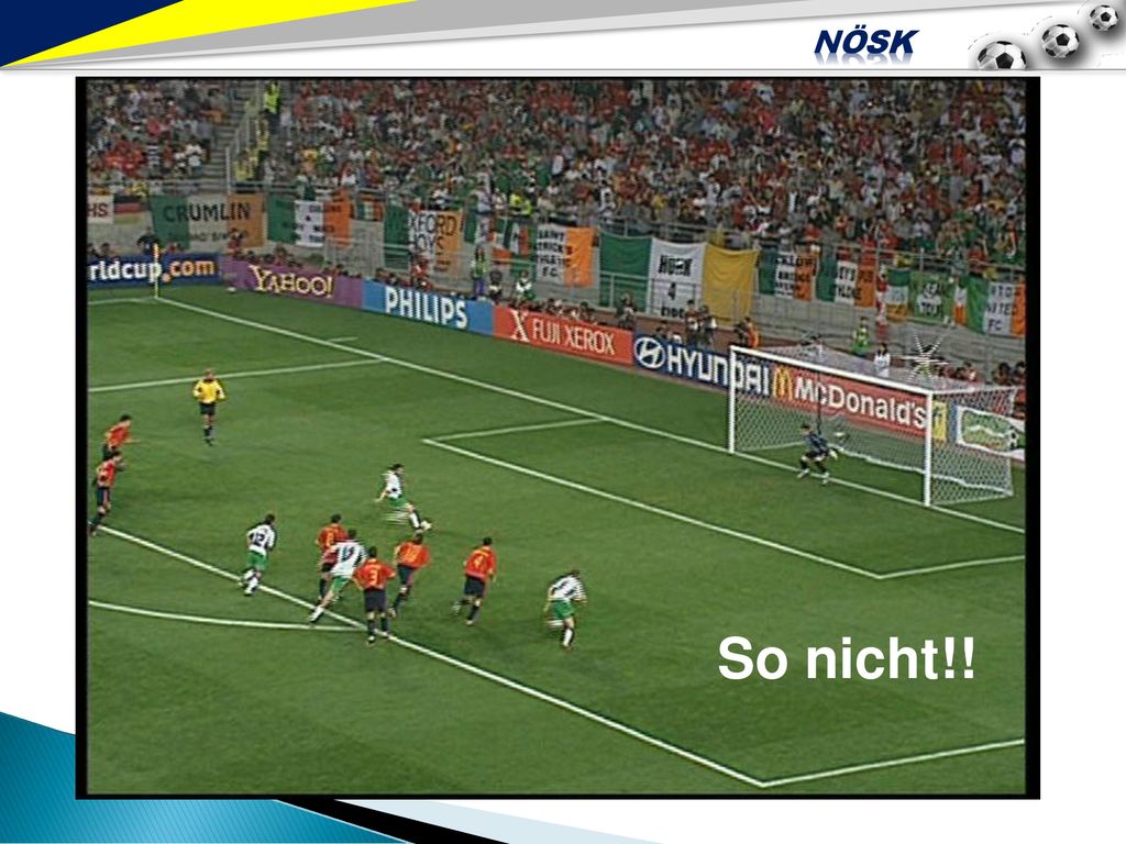 Hier steht der SR auf Höhe der Strafstoßmarke und die Spieler laufen zu früh in den Strafraum.