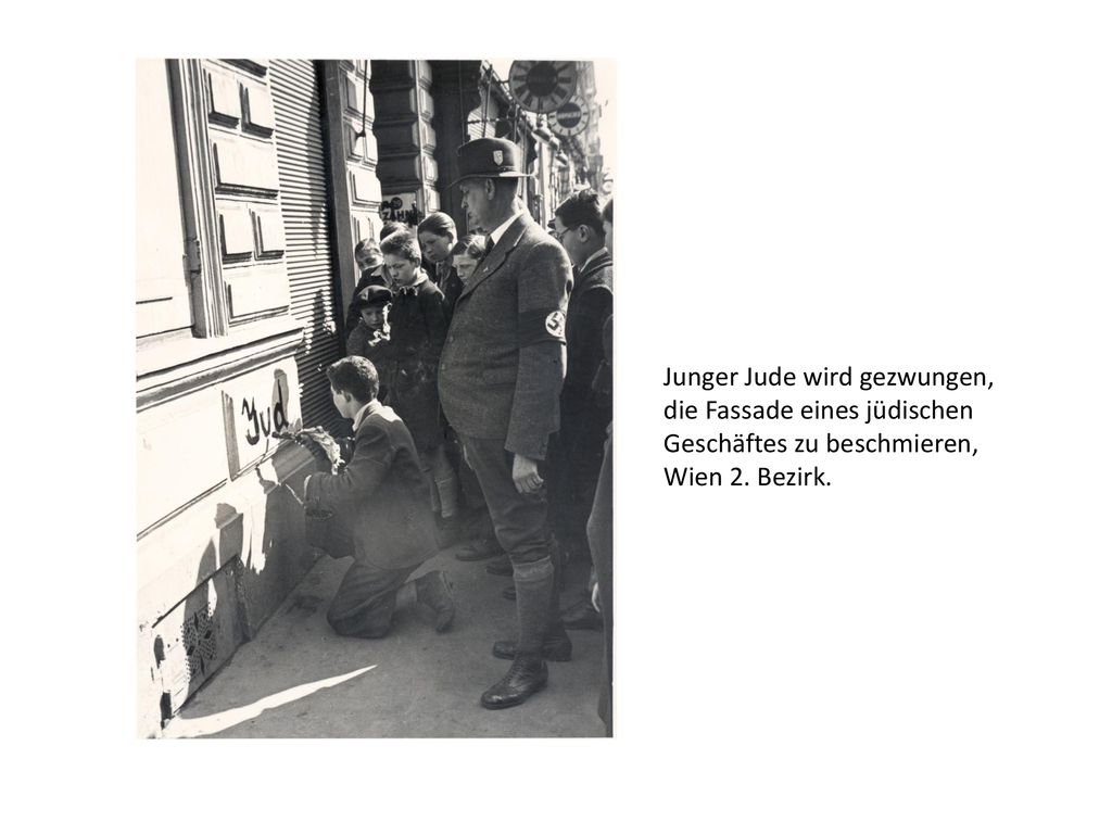 Junger Jude wird gezwungen, die Fassade eines jüdischen Geschäftes zu beschmieren, Wien 2. Bezirk.