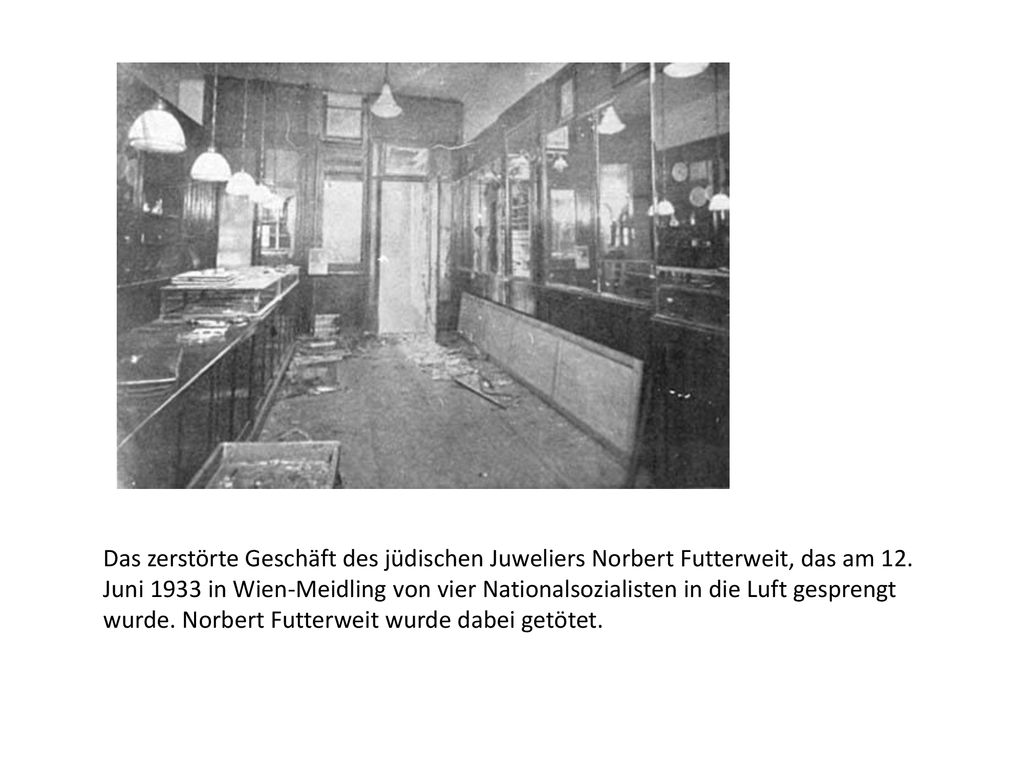 Das zerstörte Geschäft des jüdischen Juweliers Norbert Futterweit, das am 12.