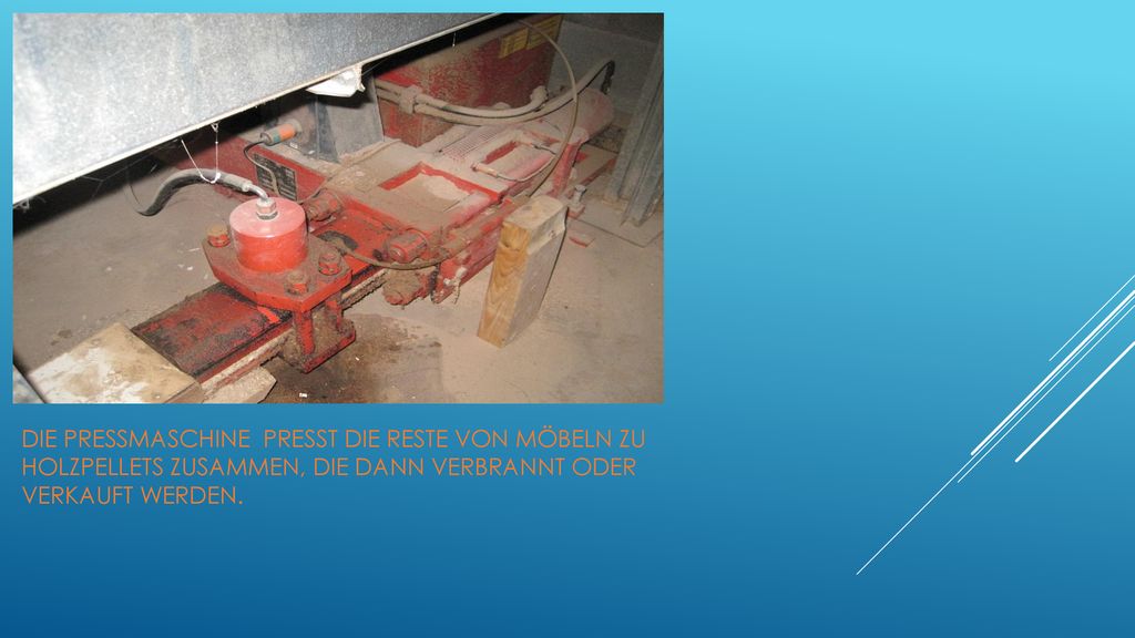 Die pressmaschine presst die reste von möbeln zu holzpellets zusammen, Die dann verbrannt oder verkauft werden.