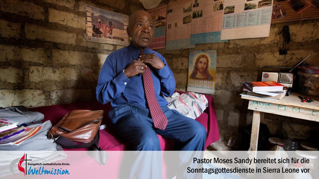 Pastor Moses Sandy bereitet sich für die Sonntagsgottesdienste in Sierra Leone vor