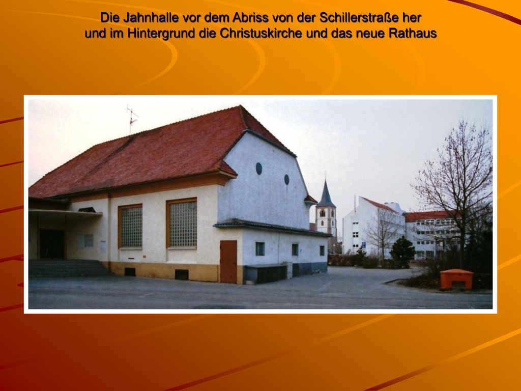 Die Jahnhalle vor dem Abriss von der Schillerstraße her und im Hintergrund die Christuskirche und das neue Rathaus