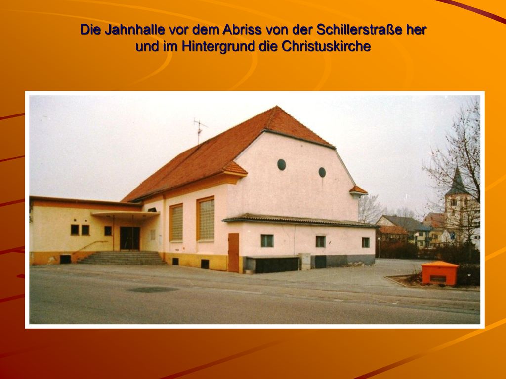 Die Jahnhalle vor dem Abriss von der Schillerstraße her und im Hintergrund die Christuskirche