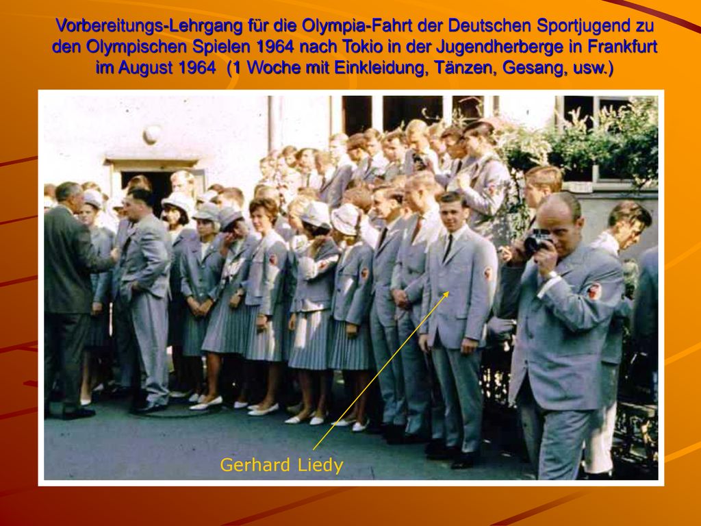 Vorbereitungs-Lehrgang für die Olympia-Fahrt der Deutschen Sportjugend zu den Olympischen Spielen 1964 nach Tokio in der Jugendherberge in Frankfurt im August 1964 (1 Woche mit Einkleidung, Tänzen, Gesang, usw.)