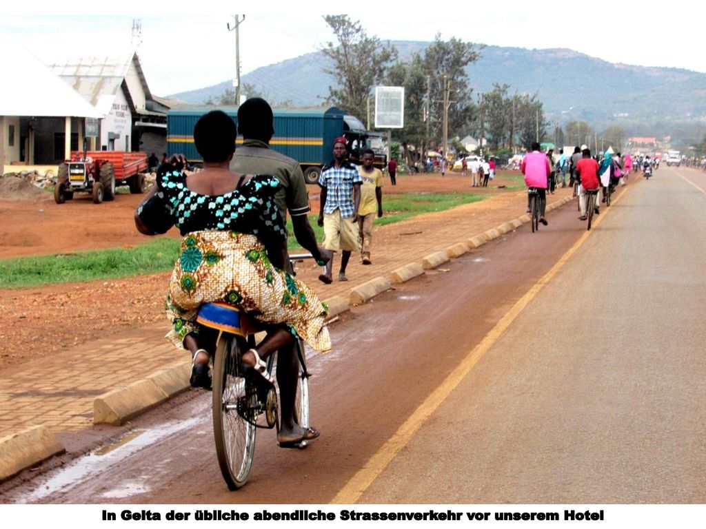 In Geita der übliche abendliche Strassenverkehr vor unserem Hotel
