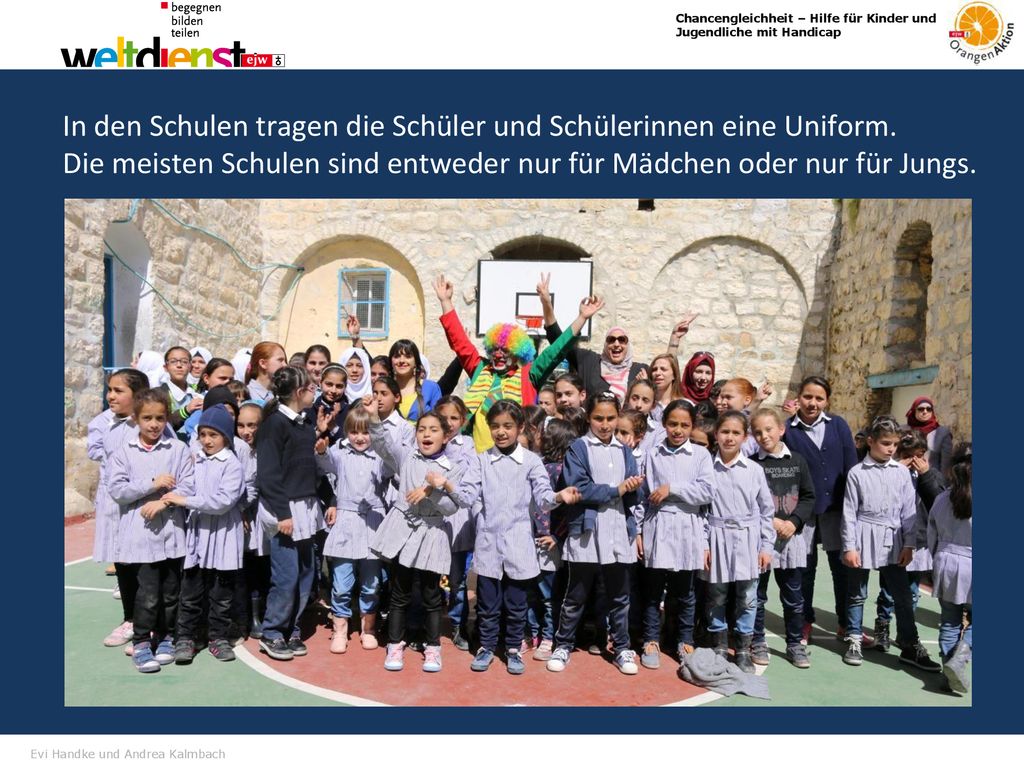 In den Schulen tragen die Schüler und Schülerinnen eine Uniform