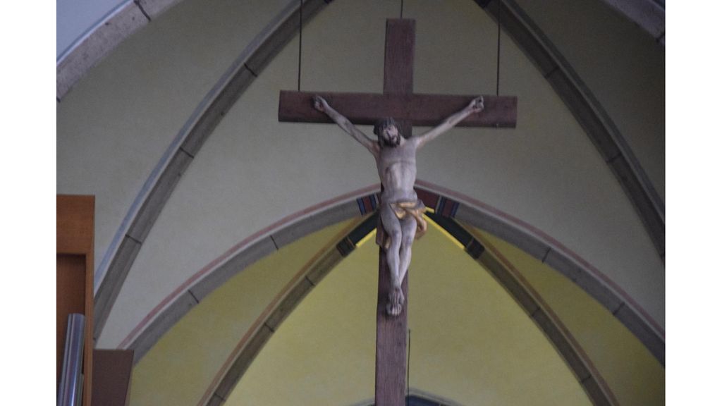 Immer schauen wir auf das Kreuz. Es ist uns Mahnung und Hoffnung