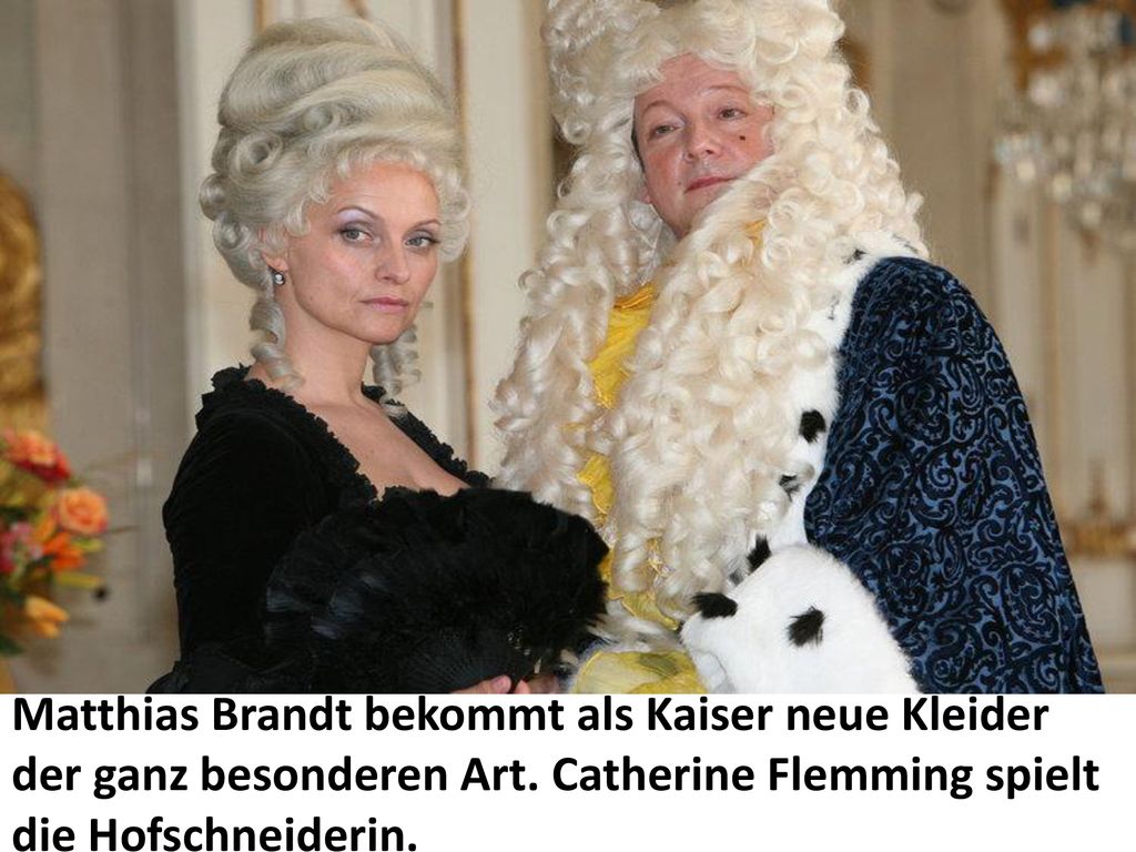 Matthias Brandt bekommt als Kaiser neue Kleider der ganz besonderen Art.