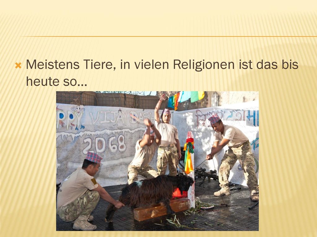 Meistens Tiere, in vielen Religionen ist das bis heute so…