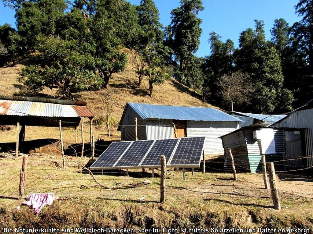 Die Notunterkünfte sind Wellblech-Baracken, aber für Licht ist mittels Solarzellen und Batterien gesorgt
