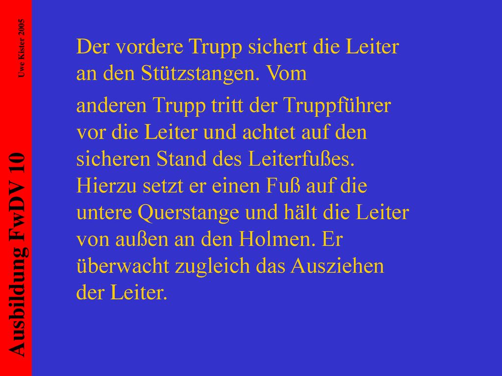 Der vordere Trupp sichert die Leiter an den Stützstangen. Vom