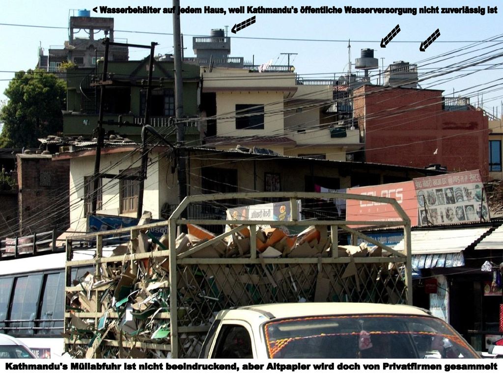 < Wasserbehälter auf jedem Haus, weil Kathmandu s öffentliche Wasserversorgung nicht zuverlässig ist