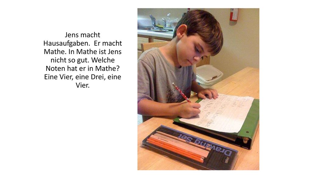 Jens macht Hausaufgaben. Er macht Mathe. In Mathe ist Jens nicht so gut.