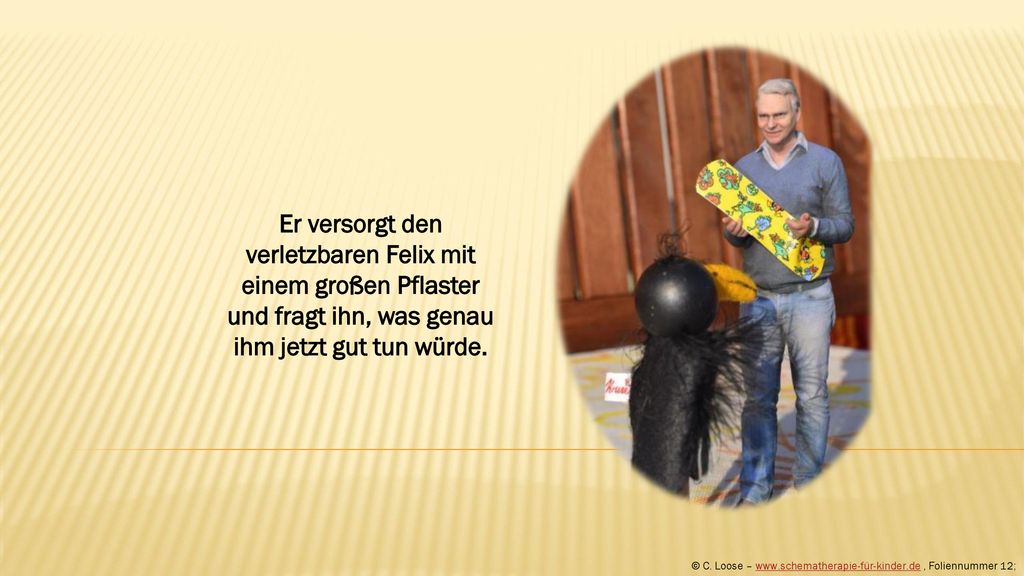 Er versorgt den verletzbaren Felix mit einem großen Pflaster und fragt ihn, was genau ihm jetzt gut tun würde.
