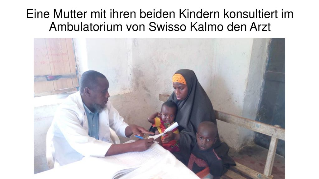 Eine Mutter mit ihren beiden Kindern konsultiert im Ambulatorium von Swisso Kalmo den Arzt