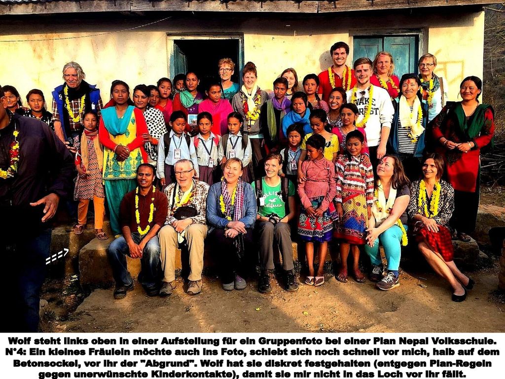 ===> Wolf steht links oben in einer Aufstellung für ein Gruppenfoto bei einer Plan Nepal Volksschule.