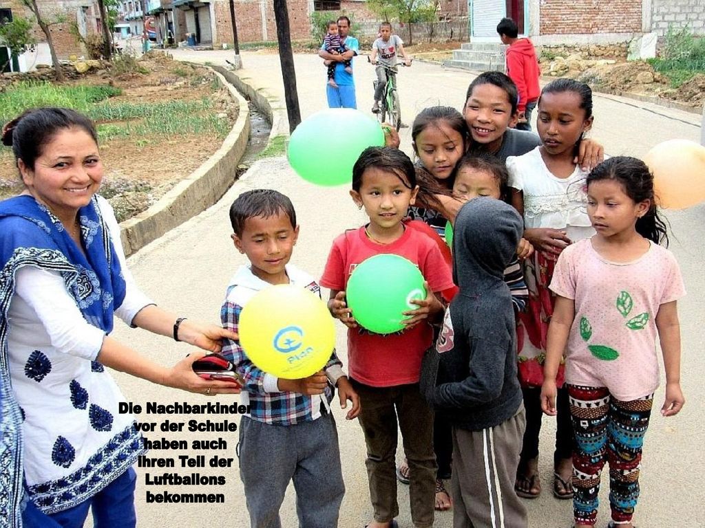 Die Nachbarkinder vor der Schule haben auch ihren Teil der Luftballons bekommen