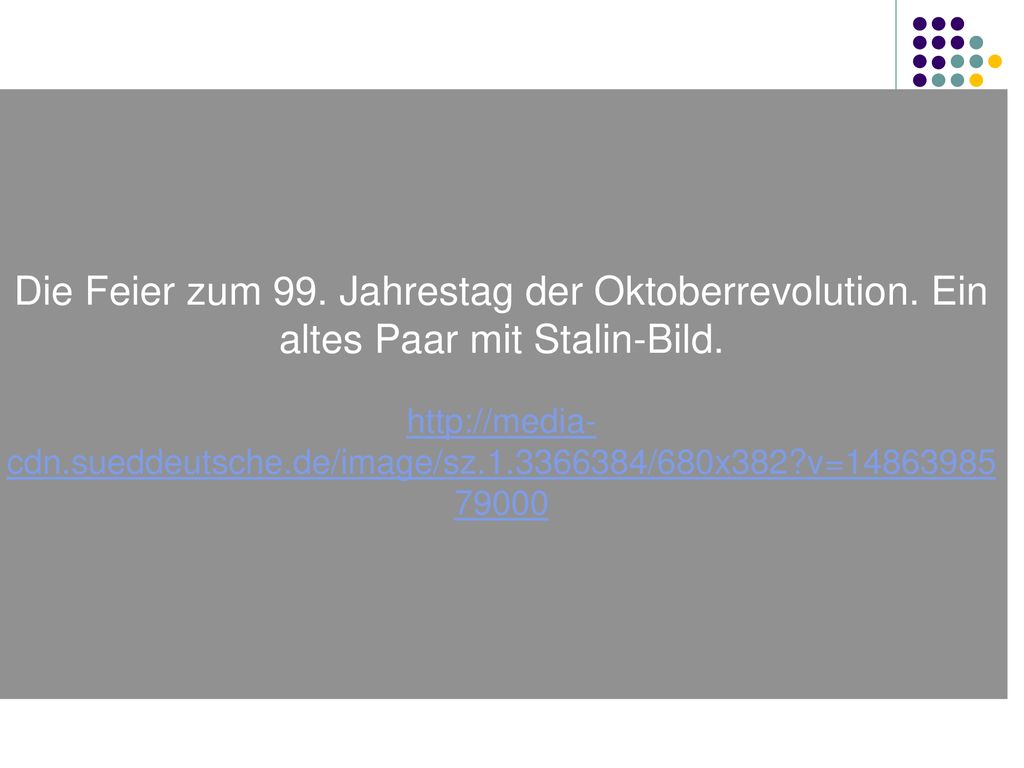 Oktoberrevolution Die Feier zum 99. Jahrestag der Oktoberrevolution. Ein altes Paar mit Stalin-Bild.