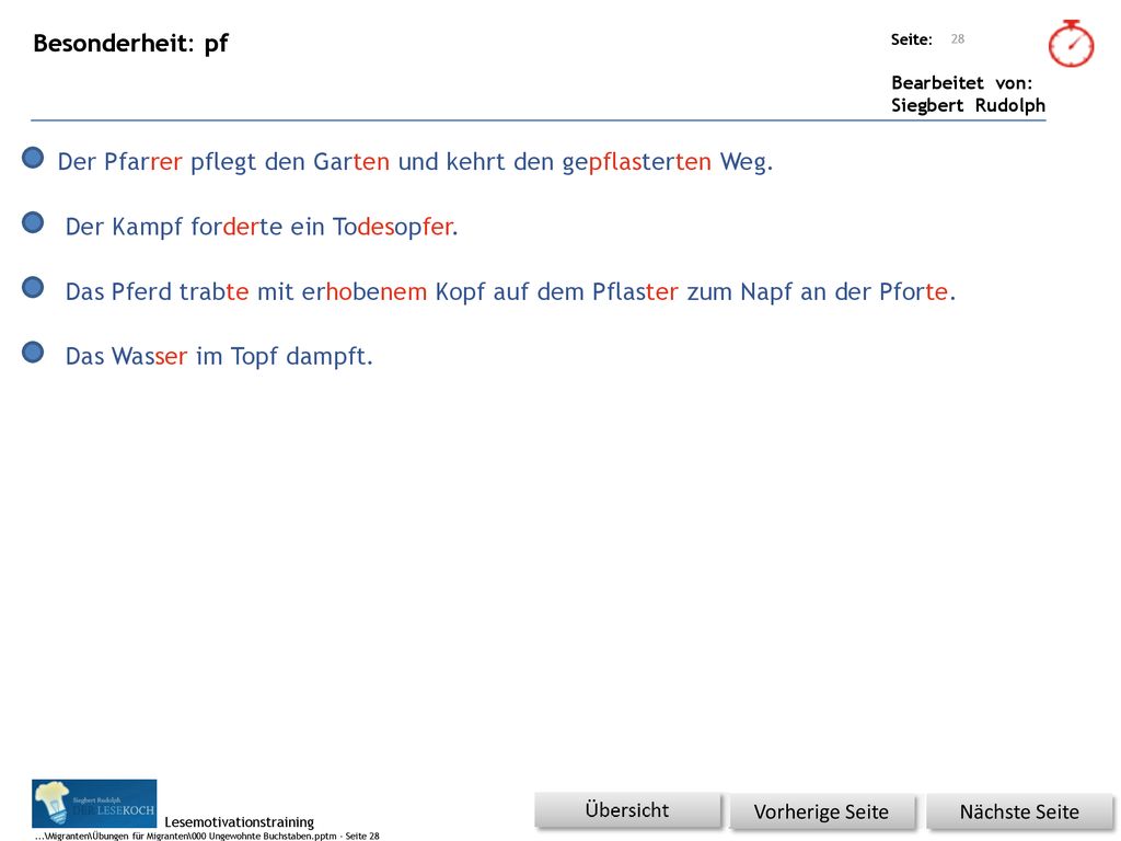 Der Pfarrer pflegt den Garten und kehrt den gepflasterten Weg.