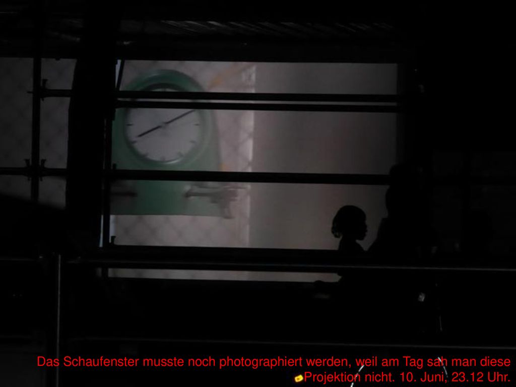 Das Schaufenster musste noch photographiert werden, weil am Tag sah man diese Projektion nicht.