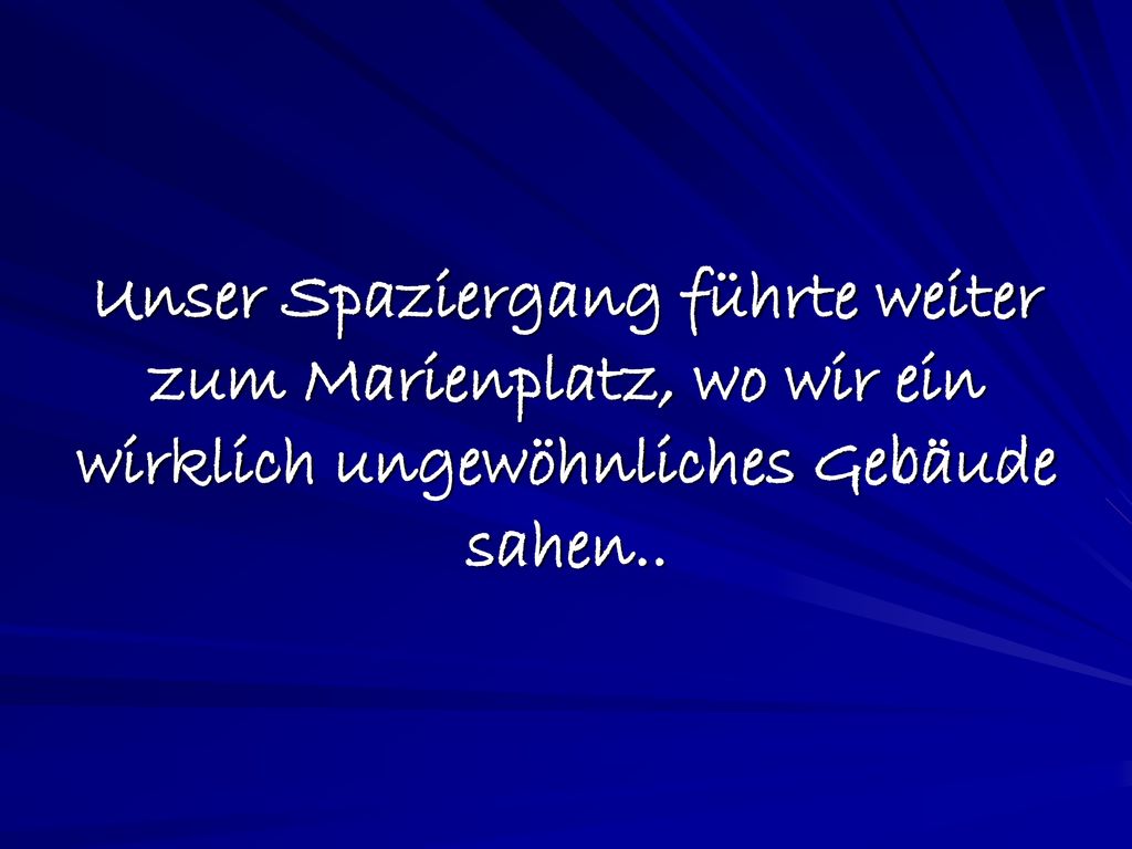 Unser Spaziergang führte weiter zum Marienplatz, wo wir ein wirklich ungewöhnliches Gebäude sahen..