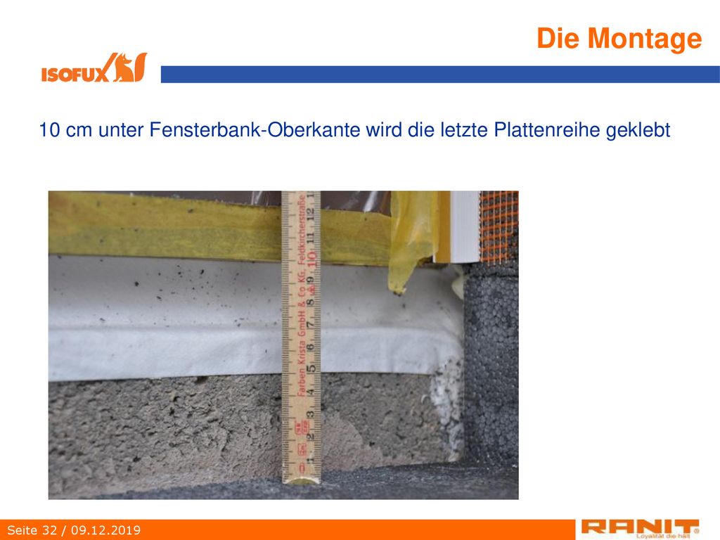 Die Montage 10 cm unter Fensterbank-Oberkante wird die letzte Plattenreihe geklebt
