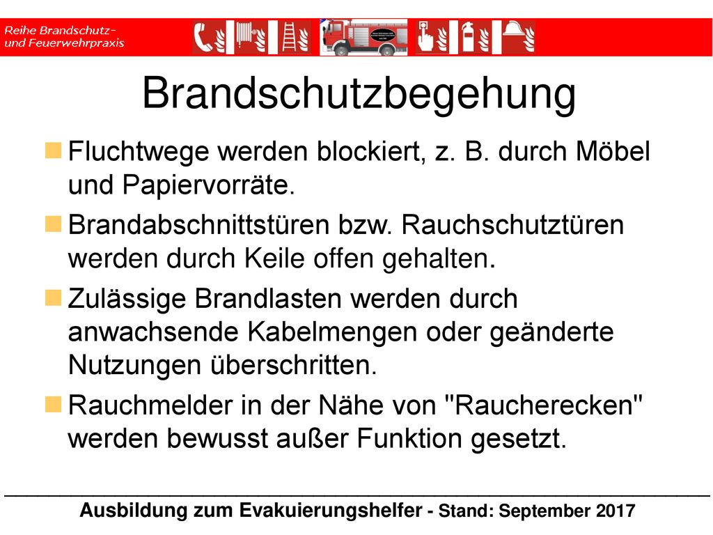* * * Brandschutzbegehung. Fluchtwege werden blockiert, z. B. durch Möbel und Papiervorräte.
