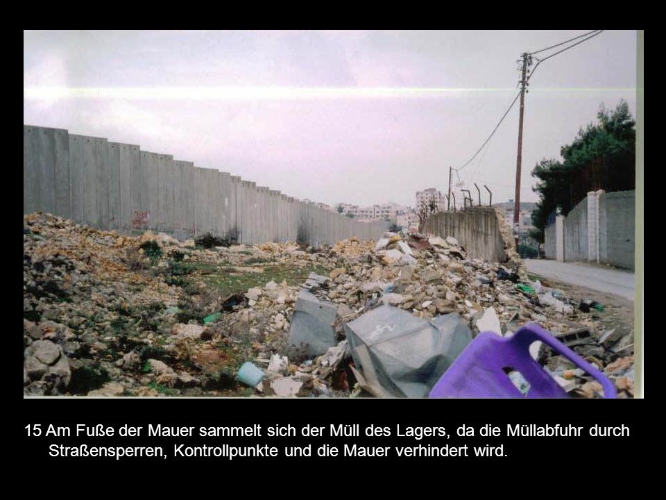 15 Am Fuße der Mauer sammelt sich der Müll des Lagers, da die Müllabfuhr durch Straßensperren, Kontrollpunkte und die Mauer verhindert wird.