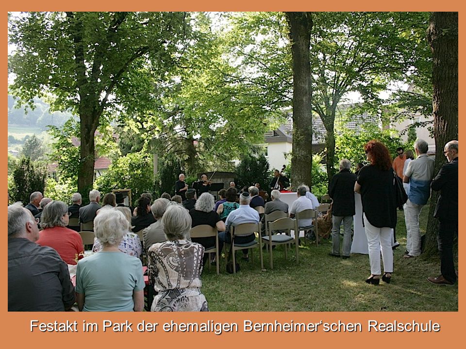 Festakt im Park der ehemaligen Bernheimer‘schen Realschule