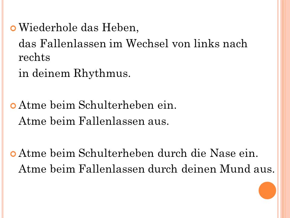 Wiederhole das Heben, das Fallenlassen im Wechsel von links nach rechts. in deinem Rhythmus. Atme beim Schulterheben ein.