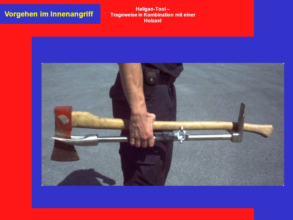 Haligan-Tool – Trageweise in Kombination mit einer Holzaxt