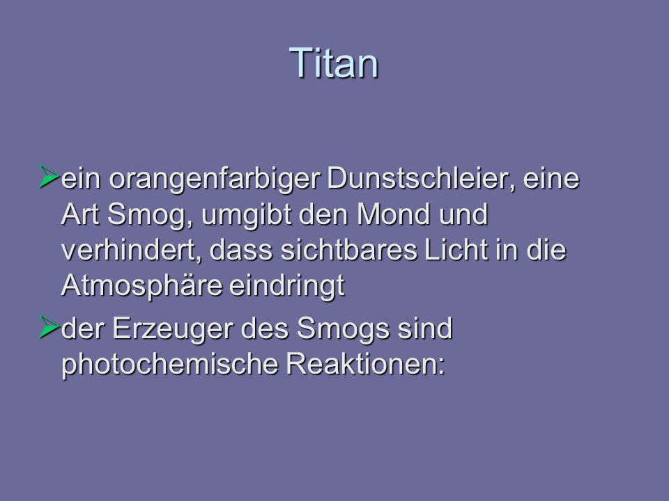 Titan ein orangenfarbiger Dunstschleier, eine Art Smog, umgibt den Mond und verhindert, dass sichtbares Licht in die Atmosphäre eindringt.