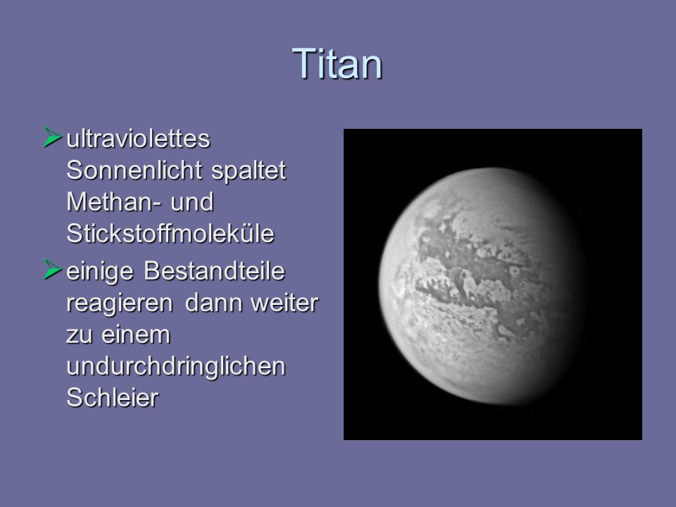 Titan ultraviolettes Sonnenlicht spaltet Methan- und Stickstoffmoleküle.