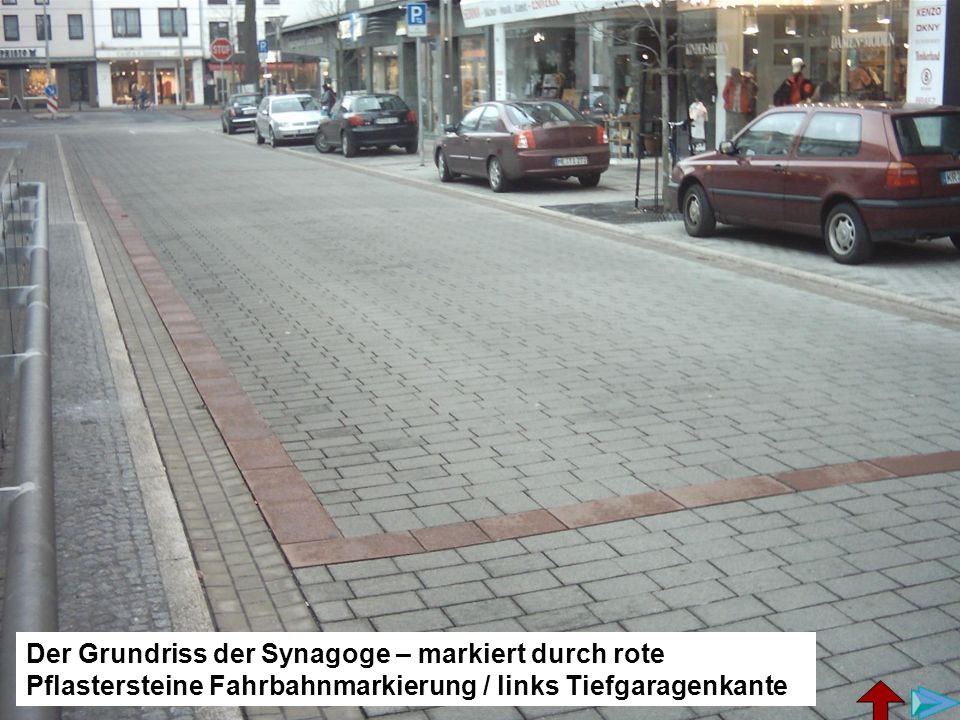 Die Petersstraße heute, Die Markierung entspricht dem Grundriss der Synagoge