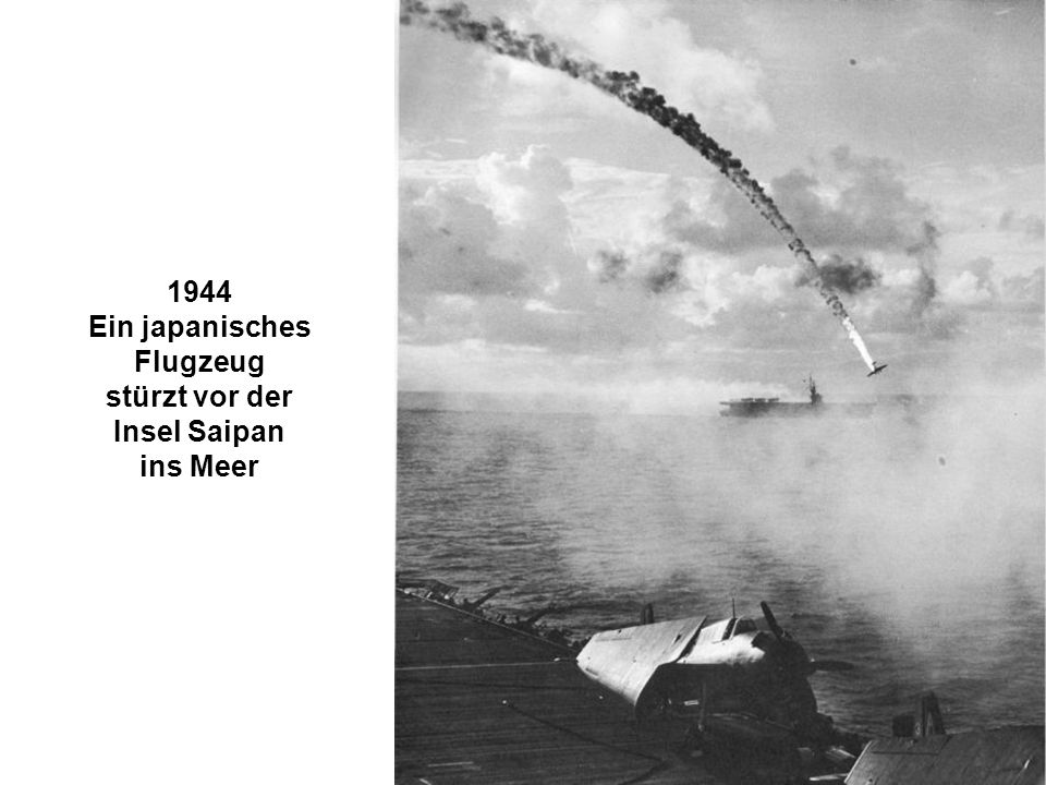 1944 Ein japanisches Flugzeug stürzt vor der Insel Saipan ins Meer
