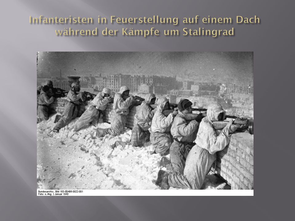 Infanteristen in Feuerstellung auf einem Dach während der Kämpfe um Stalingrad