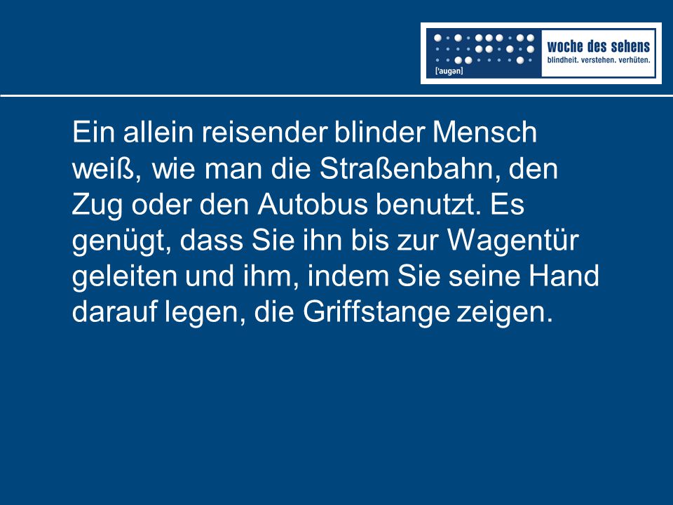 Ein allein reisender blinder Mensch weiß, wie man die Straßenbahn, den Zug oder den Autobus benutzt.