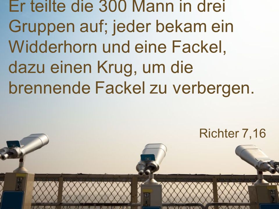 Er teilte die 300 Mann in drei Gruppen auf; jeder bekam ein Widderhorn und eine Fackel, dazu einen Krug, um die brennende Fackel zu verbergen.