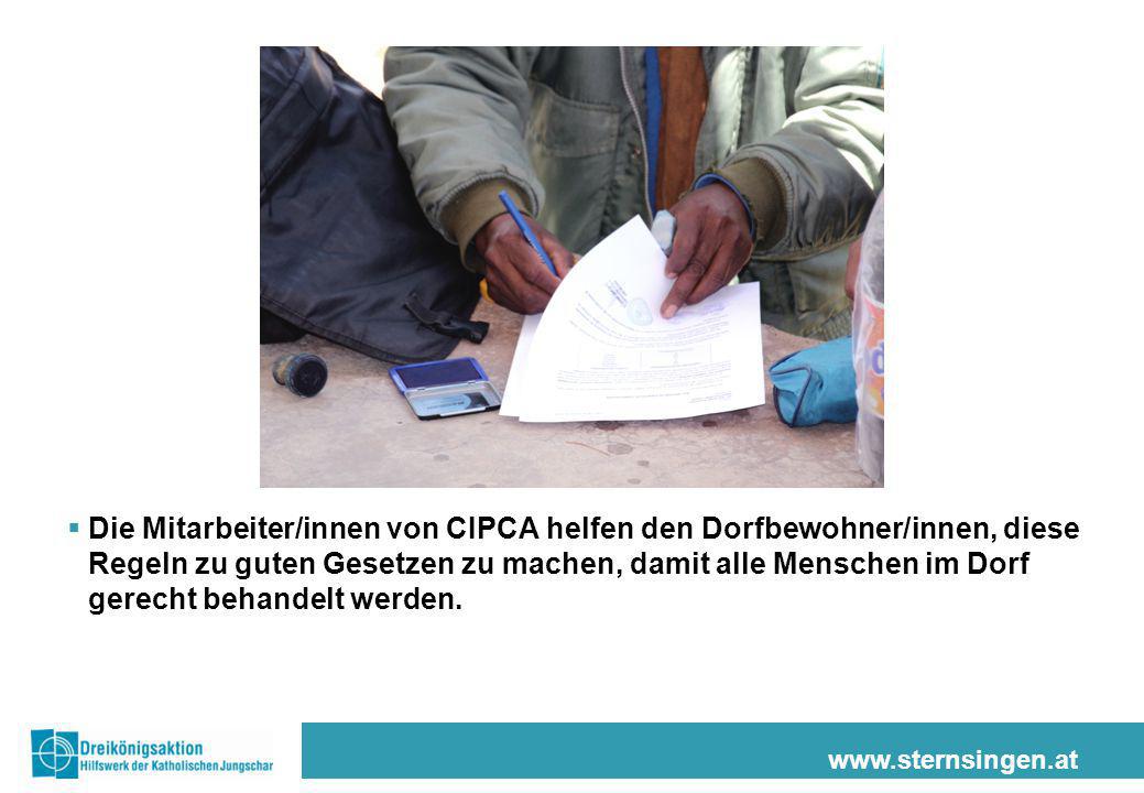 Die Mitarbeiter/innen von CIPCA helfen den Dorfbewohner/innen, diese Regeln zu guten Gesetzen zu machen, damit alle Menschen im Dorf gerecht behandelt werden.