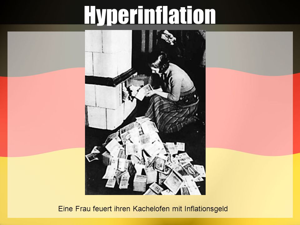 Hyperinflation Eine Frau feuert ihren Kachelofen mit Inflationsgeld