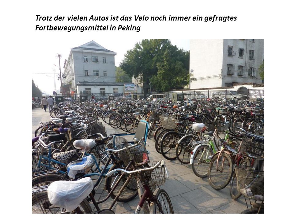 Trotz der vielen Autos ist das Velo noch immer ein gefragtes Fortbewegungsmittel in Peking