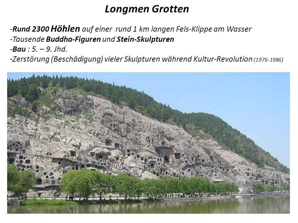 Longmen Grotten Rund 2300 Höhlen auf einer rund 1 km langen Fels-Klippe am Wasser. Tausende Buddha-Figuren und Stein-Skulpturen.