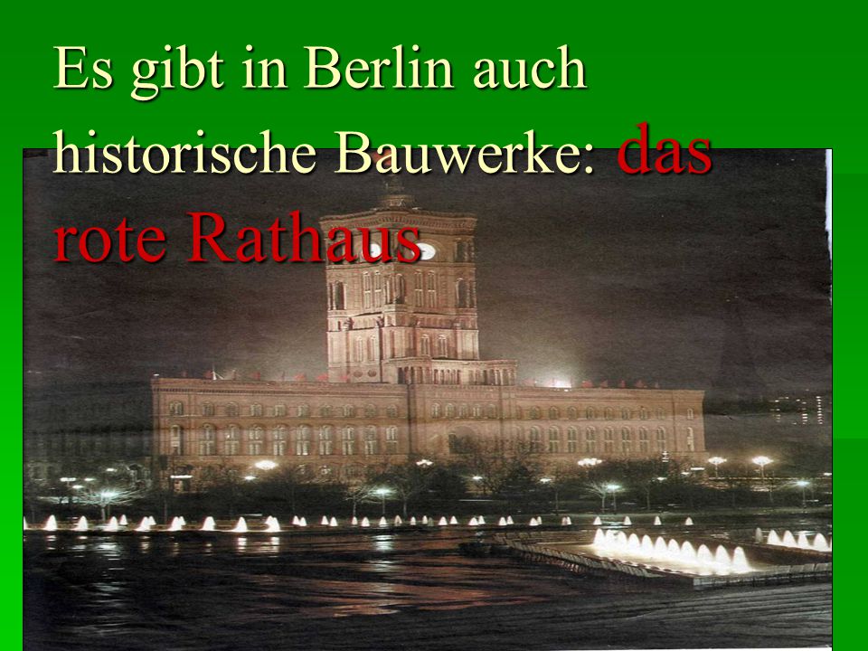 Es gibt in Berlin auch historische Bauwerke: das rote Rathaus