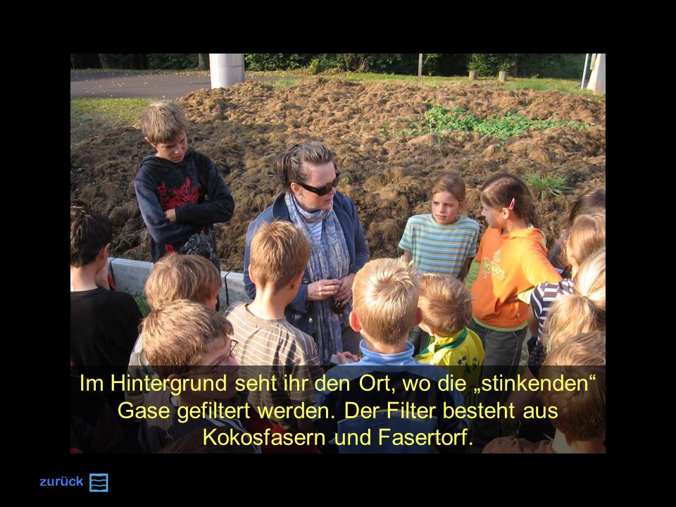 Im Hintergrund seht ihr den Ort, wo die „stinkenden Gase gefiltert werden.