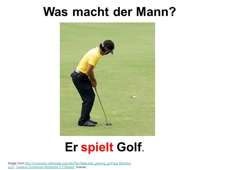 Was macht der Mann Er spielt Golf.