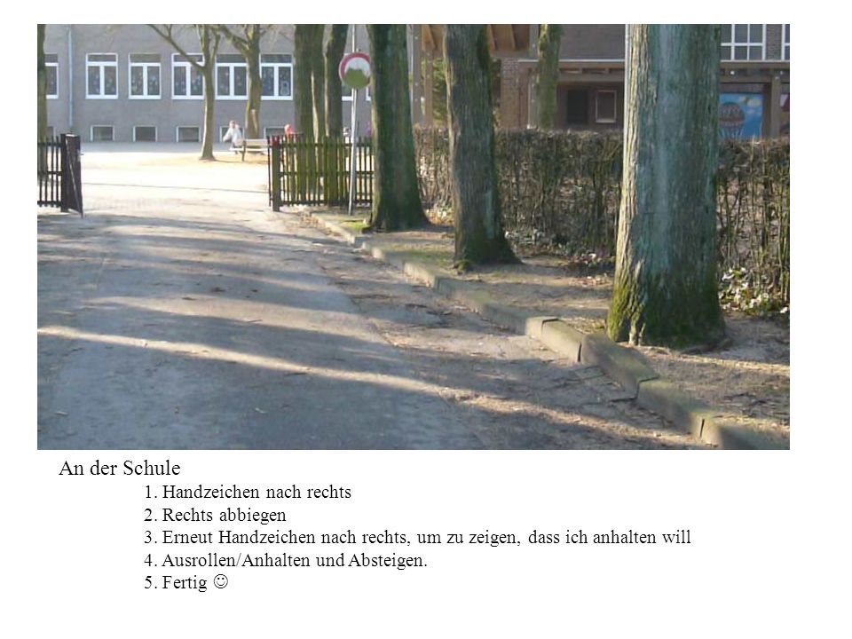 An der Schule 1. Handzeichen nach rechts 2. Rechts abbiegen