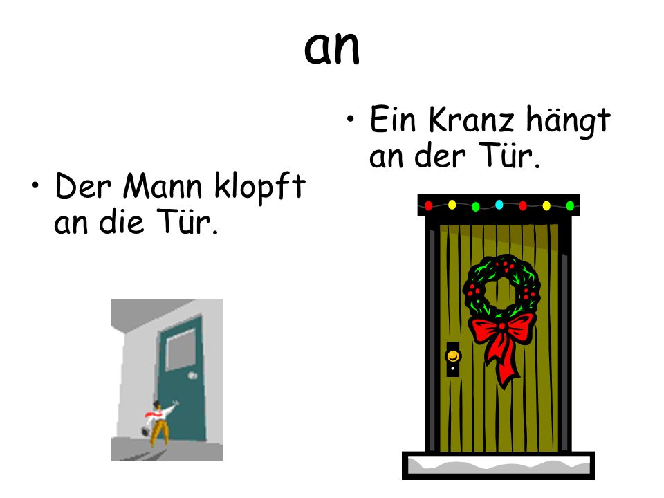 an Ein Kranz hängt an der Tür. Der Mann klopft an die Tür.