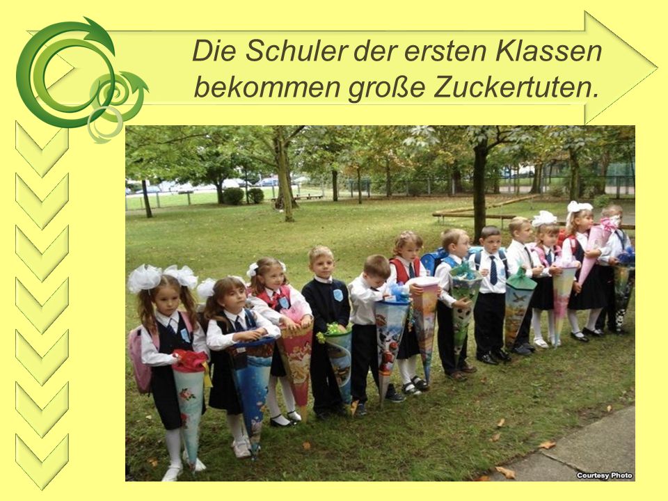 Die Schuler der ersten Klassen bekommen große Zuckertuten.